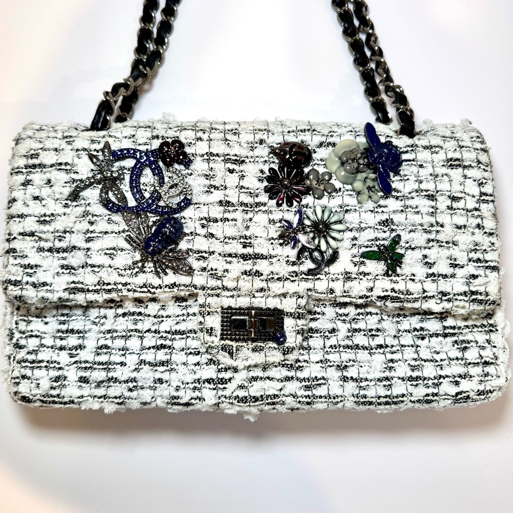 Rare Chanel 2.55 Garden Party CC Logo Charms Flap Bag In White & Black Tweed - Picture 2 of 16